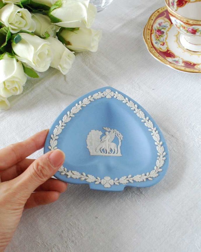 アンティーク 陶磁器の雑貨　アンティーク雑貨　ペガサスのレリーフが神秘的なウェッジウッド、ジャスパーウェアプレート。宝石のような美しさを追求した焼き物なんとも言えない滑らかな手触りが、ジャスパーウエアの特長。(m-2370-z)