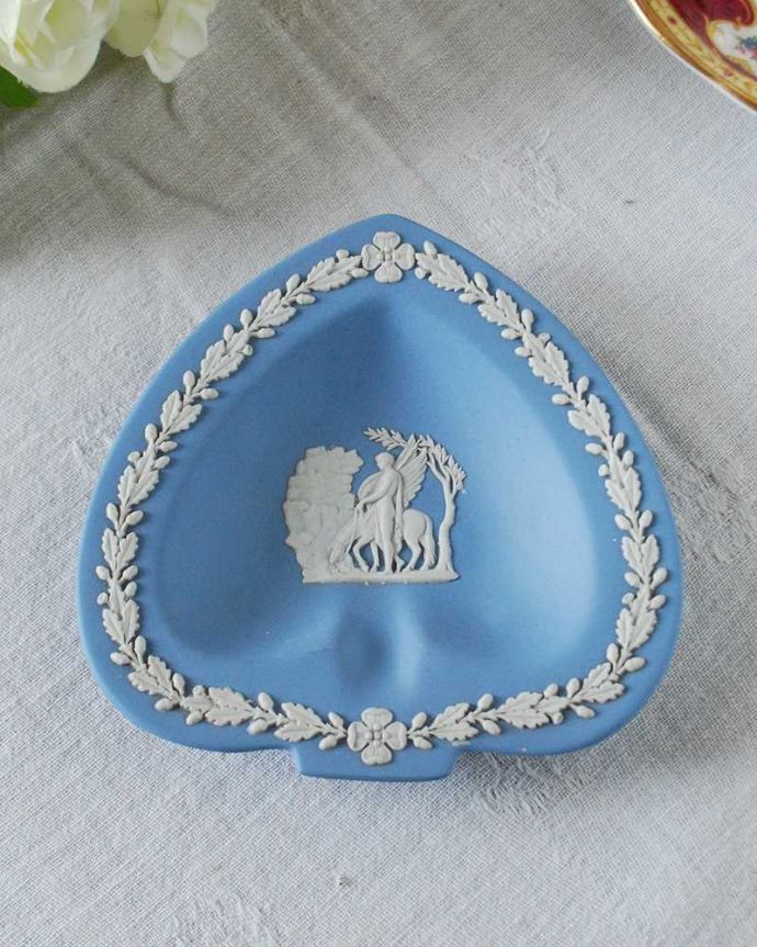 アンティーク 陶磁器の雑貨　アンティーク雑貨　ペガサスのレリーフが神秘的なウェッジウッド、ジャスパーウェアプレート。上から見るとこんな感じですアンティークのため、多少の欠け・傷がある場合がありますが、使用上問題はありませんので、ご了承下さい。(m-2370-z)