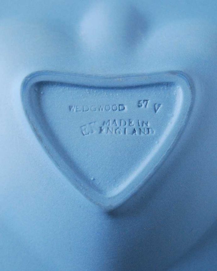アンティーク 陶磁器の雑貨　アンティーク雑貨　ペガサスのレリーフが神秘的なウェッジウッド、ジャスパーウェアプレート。裏側には品質の証ひっくり返して見ると、ウェッジウッドのマークを見つけることが出来ます。(m-2370-z)