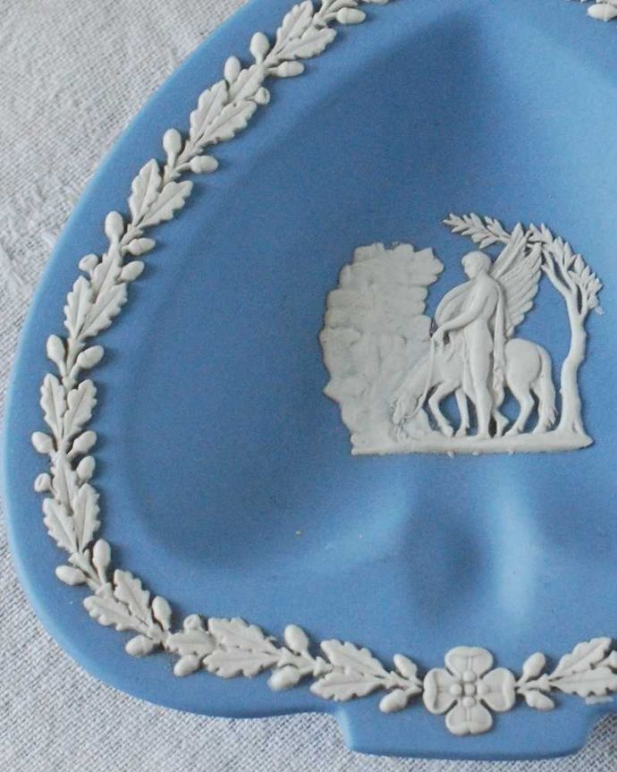 アンティーク 陶磁器の雑貨　アンティーク雑貨　ペガサスのレリーフが神秘的なウェッジウッド、ジャスパーウェアプレート。古代美術がモチーフになっている模様ぷっくりと浮かび上がる白い模様は、古代ギリシャ・ローマ美術の装飾をモチーフにした繊細で優雅なデザインです。(m-2370-z)