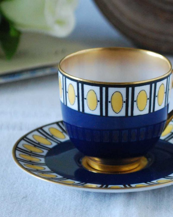 アンティーク 陶磁器の雑貨　アンティーク雑貨　美しい色使いに魅了される、英国ロイヤルウースターのカップ＆ソーサー。飾って使って楽しむ小さなアンティークアンティークでしか手に入れることが出来ない美しい模様のカップ＆ソーサー。(m-2387-z)