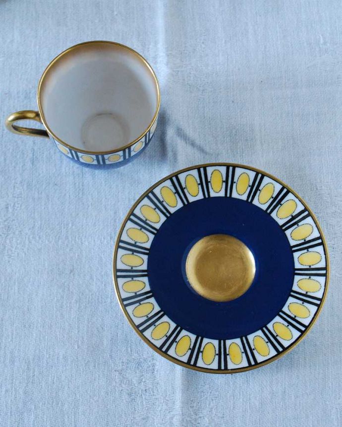 アンティーク 陶磁器の雑貨　アンティーク雑貨　美しい色使いに魅了される、英国ロイヤルウースターのカップ＆ソーサー。上から見るとこんな感じです状態のいいものだけを選んでいますが、アンティークなのでキズや欠けがある場合があります。(m-2387-z)