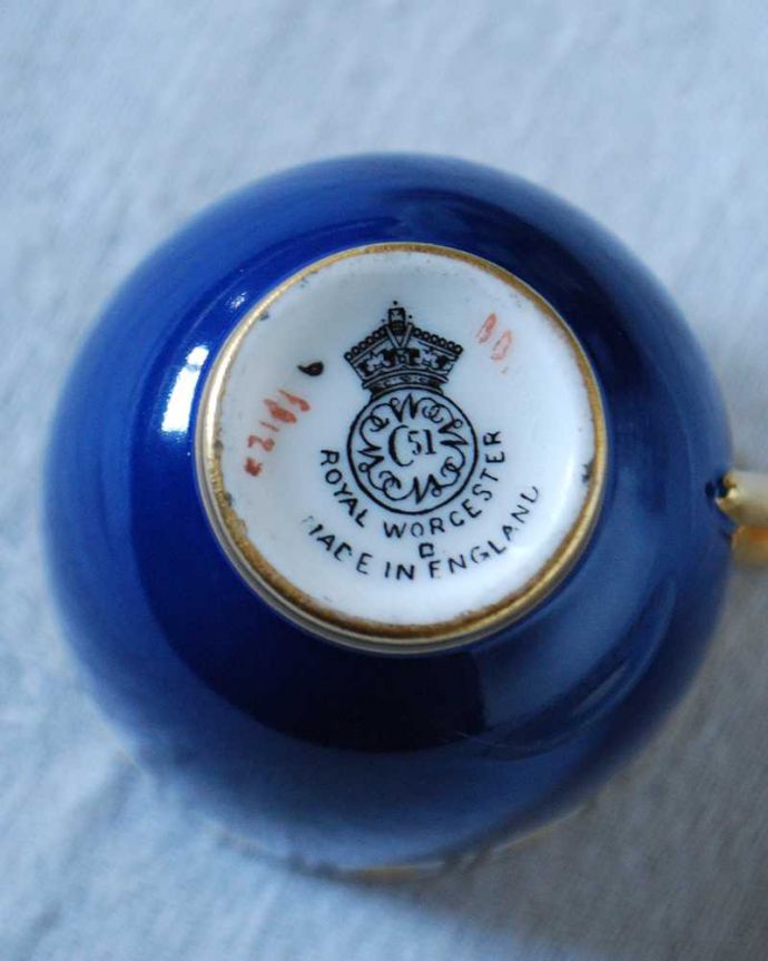 アンティーク 陶磁器の雑貨　アンティーク雑貨　美しい色使いに魅了される、英国ロイヤルウースターのカップ＆ソーサー。裏側には品質の証製造メーカー保証の意味がこもった窯印、ポーセリンマークがあります。(m-2387-z)