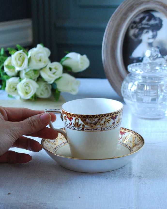 アンティーク 陶磁器の雑貨　アンティーク雑貨　ロイヤルファミリーに愛された英国ダービークラウン窯のアンティーク　カップ＆ソーサー。お茶の時間をもっと優雅に･･･眺めているだけじゃもったいないので、実用的に使って下さい。(m-2389-z)