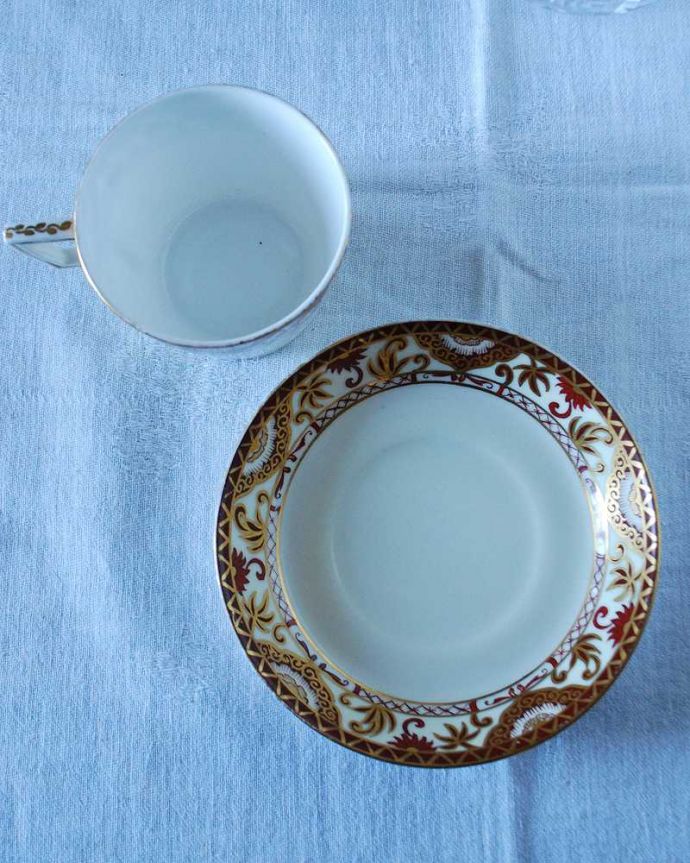 アンティーク 陶磁器の雑貨　アンティーク雑貨　ロイヤルファミリーに愛された英国ダービークラウン窯のアンティーク　カップ＆ソーサー。上から見るとこんな感じです状態のいいものだけを選んでいますが、アンティークなのでキズや欠けがある場合があります。(m-2389-z)