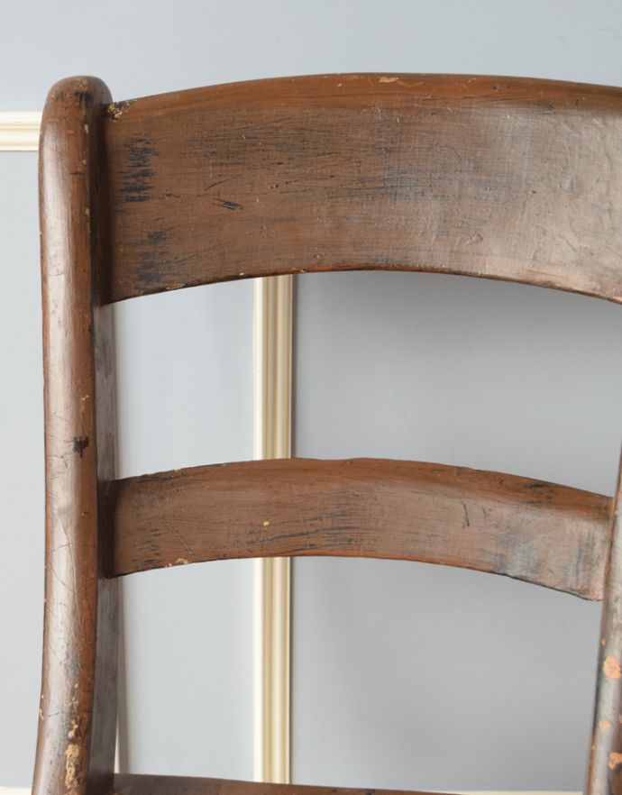 キッチンチェア　アンティーク チェア　ブラウンカラーのアンティークの椅子、ナチュラルで使いやすいキッチンチェア。お部屋のアクセントになる可愛いペイントもともとキッチンで実用的に使われていた椅子は、長い年月の間に何度も好きな色が重ねられて、アンティークだけが持ついい風合いのペイントになっています。(m-240-c-2)