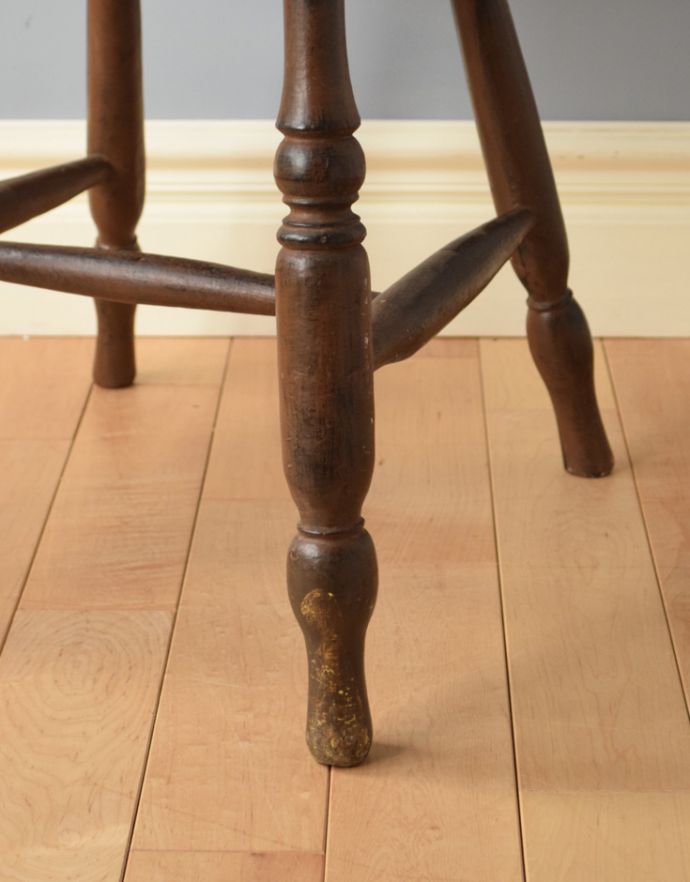 キッチンチェア　アンティーク チェア　ブラウンカラーのアンティークの椅子、ナチュラルで使いやすいキッチンチェア。移動もラクラクHandleのアンティークチェアの脚の裏にはフェルトキーパーをお付けしていますので、持ち上げなくても床を滑らせて移動できます。(m-240-c-2)