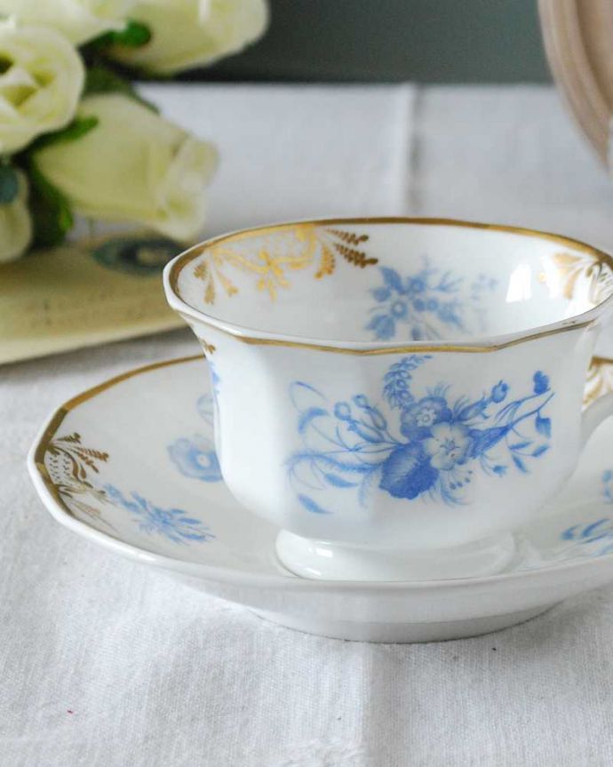 アンティーク 陶磁器の雑貨　アンティーク雑貨　英国輸入のコープランドのアンティークコーヒーカップ＆ソーサー（オクタゴン・シェイプ）。飾って使って楽しむ小さなアンティークアンティークでしか手に入れることが出来ない美しい模様のカップ＆ソーサー。(m-2407-z)