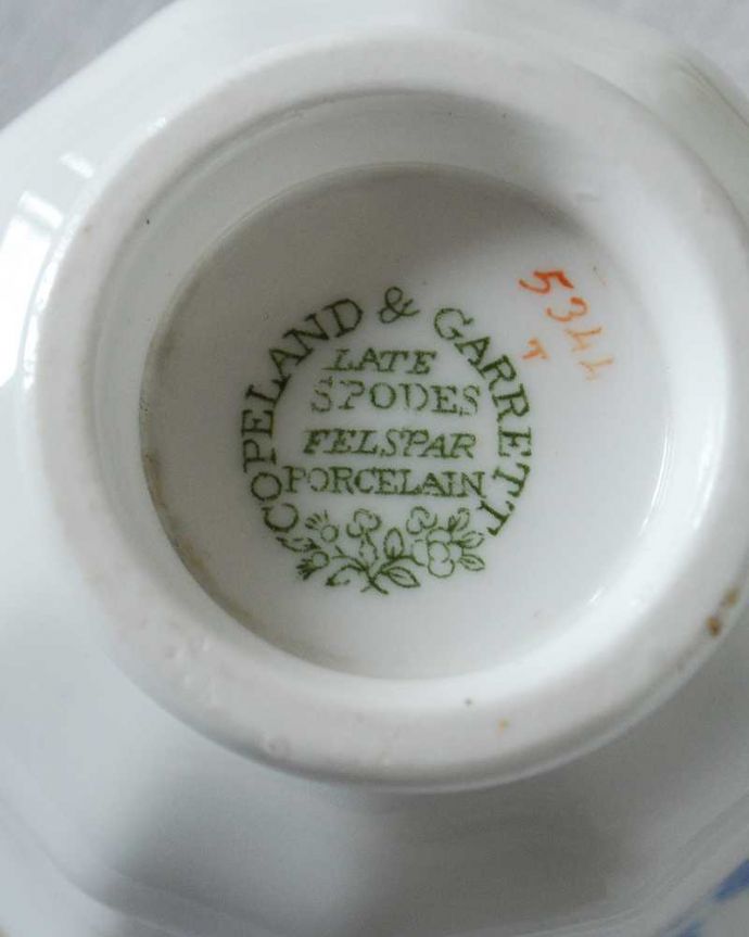 アンティーク 陶磁器の雑貨　アンティーク雑貨　英国輸入のコープランドのアンティークコーヒーカップ＆ソーサー（オクタゴン・シェイプ）。裏側には品質の証製造メーカー保証の意味がこもった窯印、ポーセリンマークがあります。(m-2407-z)