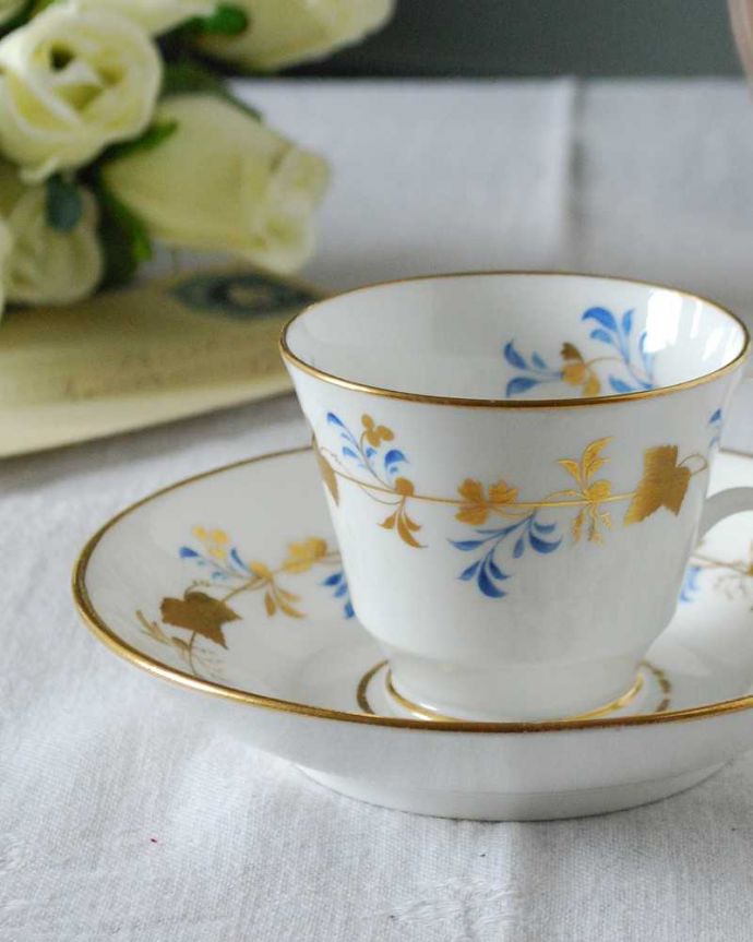 アンティーク 陶磁器の雑貨　アンティーク雑貨　ゴールド×ブルーの装飾で上品な雰囲気が漂うアンティークカップ＆ソーサー（スポード）。飾って使って楽しむ小さなアンティークアンティークでしか手に入れることが出来ない美しい模様のカップ＆ソーサー。(m-2408-z)