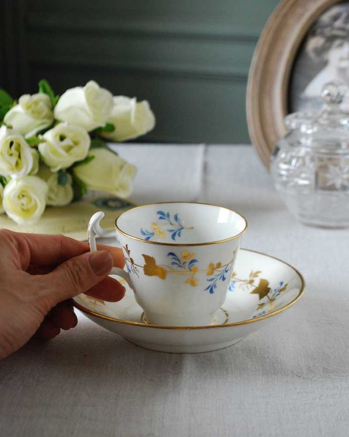 アンティーク 陶磁器の雑貨　アンティーク雑貨　ゴールド×ブルーの装飾で上品な雰囲気が漂うアンティークカップ＆ソーサー（スポード）。お茶の時間をもっと優雅に･･･眺めているだけじゃもったいないので、実用的に使って下さい。(m-2408-z)