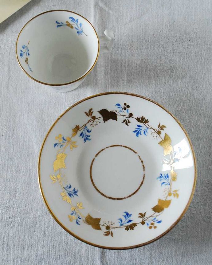 アンティーク 陶磁器の雑貨　アンティーク雑貨　ゴールド×ブルーの装飾で上品な雰囲気が漂うアンティークカップ＆ソーサー（スポード）。上から見るとこんな感じです状態のいいものだけを選んでいますが、アンティークなのでキズや欠けがある場合があります。(m-2408-z)