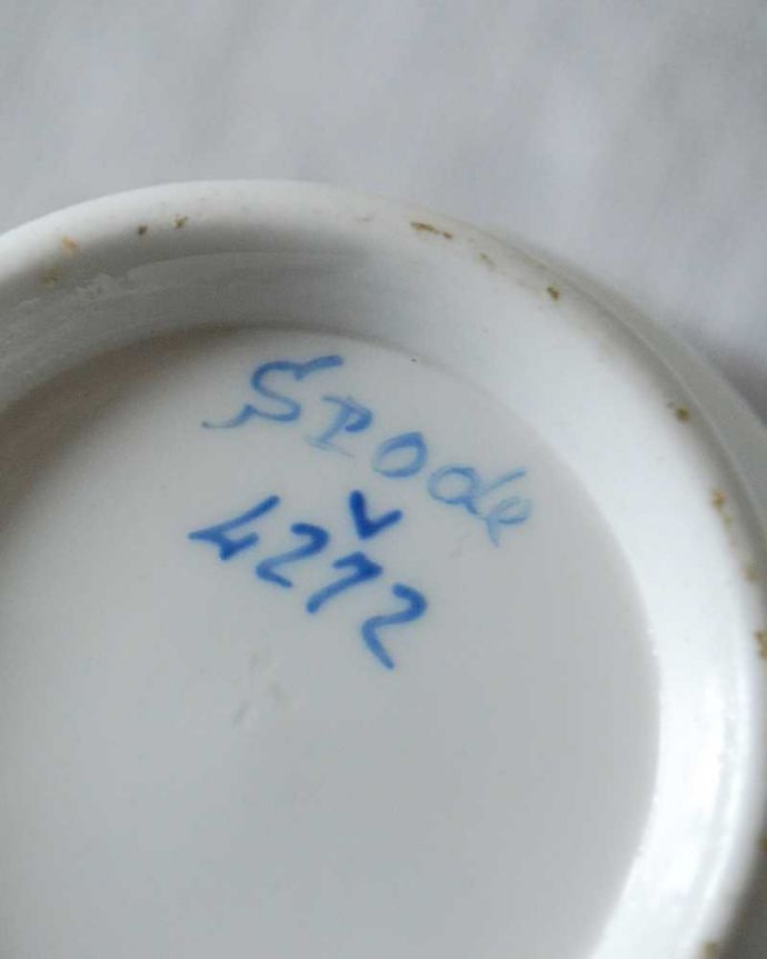 アンティーク 陶磁器の雑貨　アンティーク雑貨　ゴールド×ブルーの装飾で上品な雰囲気が漂うアンティークカップ＆ソーサー（スポード）。裏側には品質の証製造メーカー保証の意味がこもった窯印、ポーセリンマークがあります。(m-2408-z)