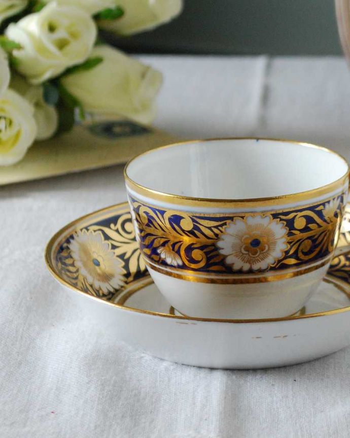 アンティーク 陶磁器の雑貨　アンティーク雑貨　藍染地にヒナギクと金彩の装飾が美しいスポードのアンティークカップ＆ソーサー。飾って使って楽しむ小さなアンティークアンティークでしか手に入れることが出来ない美しい模様のカップ＆ソーサー。(m-2409-z)