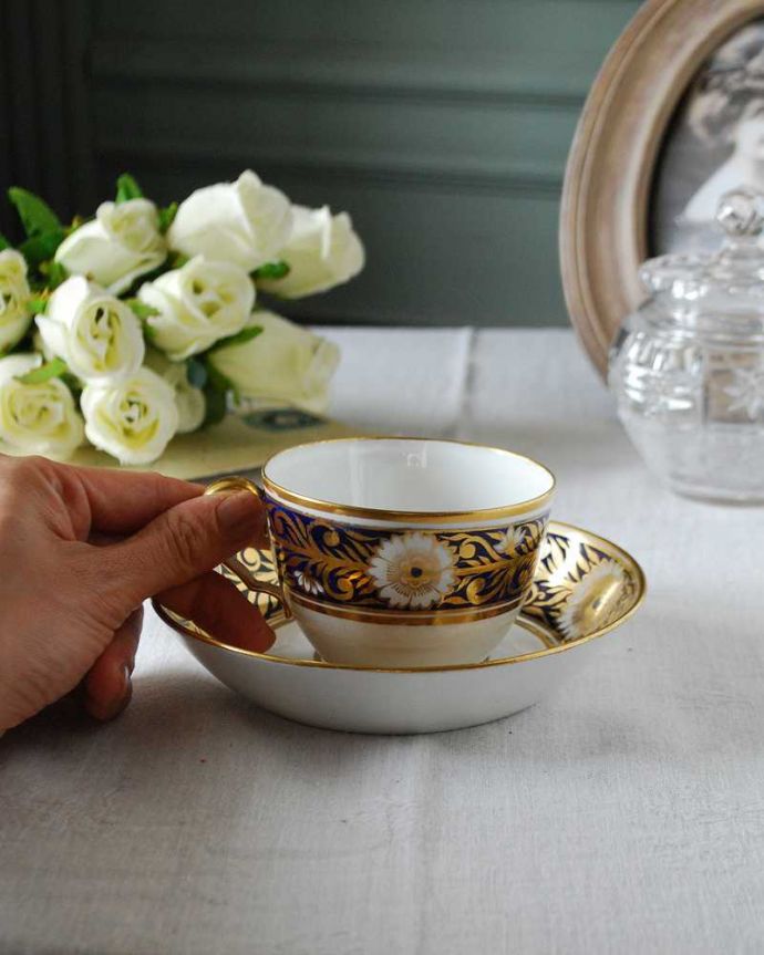 アンティーク 陶磁器の雑貨　アンティーク雑貨　藍染地にヒナギクと金彩の装飾が美しいスポードのアンティークカップ＆ソーサー。お茶の時間をもっと優雅に･･･眺めているだけじゃもったいないので、実用的に使って下さい。(m-2409-z)