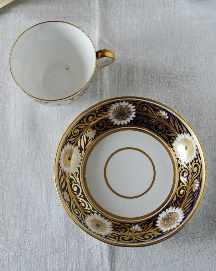 アンティーク 陶磁器の雑貨　アンティーク雑貨　藍染地にヒナギクと金彩の装飾が美しいスポードのアンティークカップ＆ソーサー。上から見るとこんな感じです状態のいいものだけを選んでいますが、アンティークなのでキズや欠けがある場合があります。(m-2409-z)