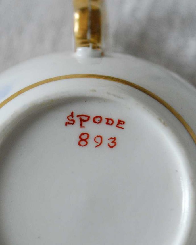 アンティーク 陶磁器の雑貨　アンティーク雑貨　藍染地にヒナギクと金彩の装飾が美しいスポードのアンティークカップ＆ソーサー。裏側には品質の証製造メーカー保証の意味がこもった窯印、ポーセリンマークがあります。(m-2409-z)