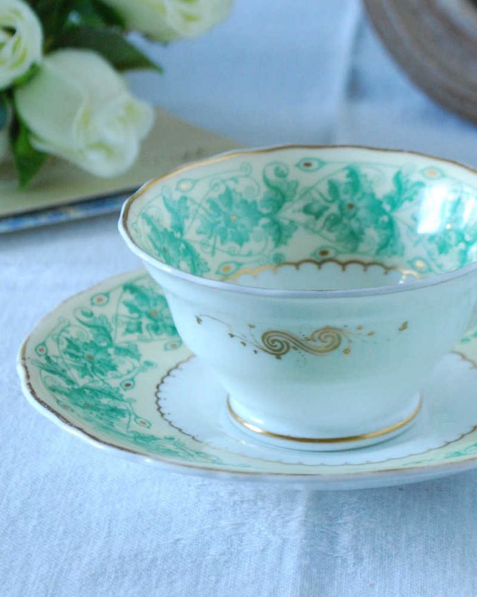 アンティーク 陶磁器の雑貨 アンティーク雑貨 英国輸入のコープランドの持ち手も優雅なアンティークコーヒーカップ&ソーサー。飾って使って楽しむ小さなアンティークアンティークでしか手に入れることが出来ない美しい模様のカップ&ソーサー。(m-2412-z)