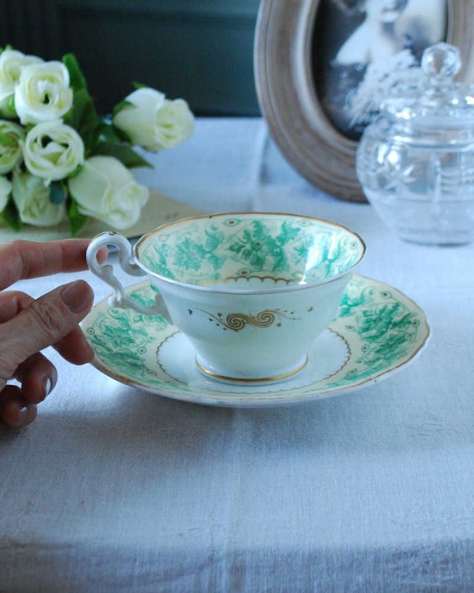 アンティーク 陶磁器の雑貨 アンティーク雑貨 英国輸入のコープランドの持ち手も優雅なアンティークコーヒーカップ&ソーサー。お茶の時間をもっと優雅に・・・眺めているだけじゃもったいないので、実用的に使って下さい。(m-2412-z)