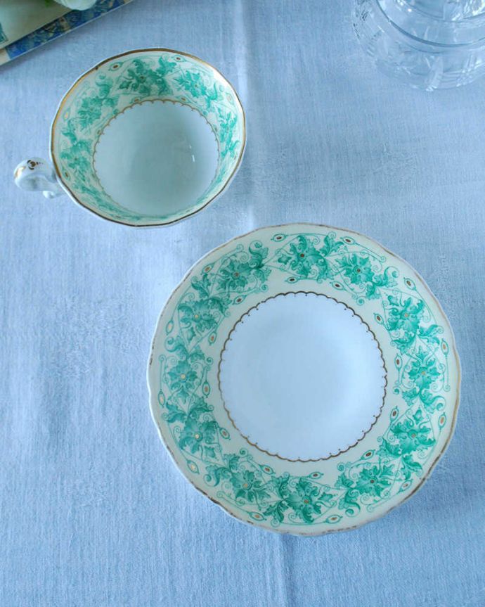 アンティーク 陶磁器の雑貨 アンティーク雑貨 英国輸入のコープランドの持ち手も優雅なアンティークコーヒーカップ&ソーサー。上から見るとこんな感じです状態のいいものだけを選んでいますが、アンティークなのでキズや欠けがある場合があります。(m-2412-z)