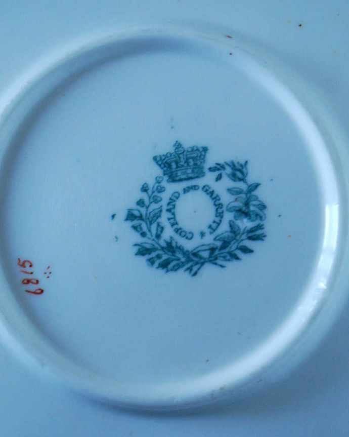 アンティーク 陶磁器の雑貨 アンティーク雑貨 英国輸入のコープランドの持ち手も優雅なアンティークコーヒーカップ&ソーサー。裏側には品質の証製造メーカー保証の意味がこもった窯印、ポーセリンマークがあります。(m-2412-z)