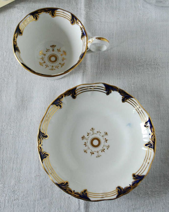 アンティーク 陶磁器の雑貨 アンティーク雑貨 上品なリングハンドルのアンティークカップ&ソーサー (ダヴェンポート)。上から見るとこんな感じです状態のいいものだけを選んでいますが、アンティークなのでキズや欠けがある場合があります。(m-2419-z)