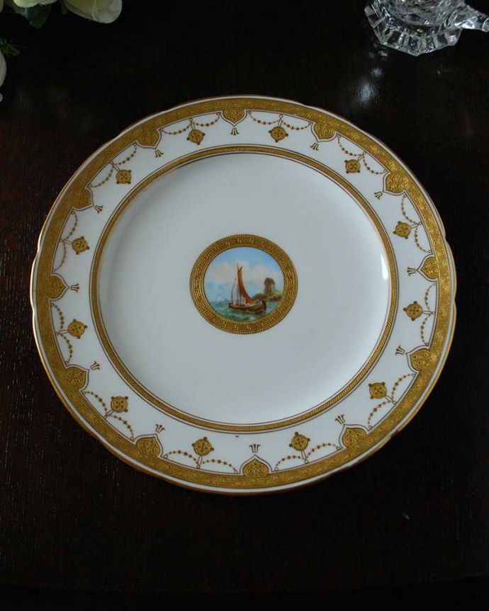 アンティーク 陶磁器の雑貨　アンティーク雑貨　キラキラ輝く金彩がゴージャスなミントンのアンティークプレート。上から見るとこんな感じです状態のいいものだけを選んでいますが、アンティークなのでキズや欠けがある場合があります。(m-2423-z)