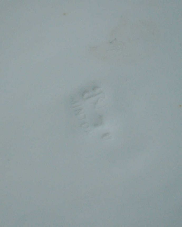 アンティーク 陶磁器の雑貨　アンティーク雑貨　キラキラ輝く金彩がゴージャスなミントンのアンティークプレート。裏側には品質の証製造メーカー保証の意味がこもった窯印、ポーセリンマークがあります。(m-2423-z)