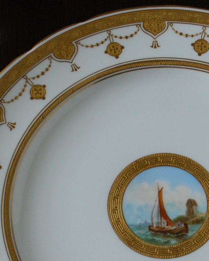 アンティーク 陶磁器の雑貨　アンティーク雑貨　キラキラ輝く金彩がゴージャスなミントンのアンティークプレート。実用的にも飾っても使える華やなアンティークのプレートお料理を盛り付けるためだけのものではなく、お客様をもてなすために観賞用の目的もあったので、アンティークのプレートは、まるで絵画のように美しい模様なんです。(m-2423-z)