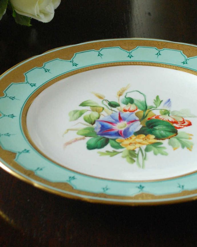 アンティーク 陶磁器の雑貨　アンティーク雑貨　繊細な筆遣いで描かれたアンティークプレート（ミントン）。実用的にも飾っても使える華やなアンティークのプレートお料理を盛り付けるためだけのものではなく、お客様をもてなすために観賞用の目的もあったので、アンティークのプレートは、まるで絵画のように美しい模様なんです。(m-2428-z)