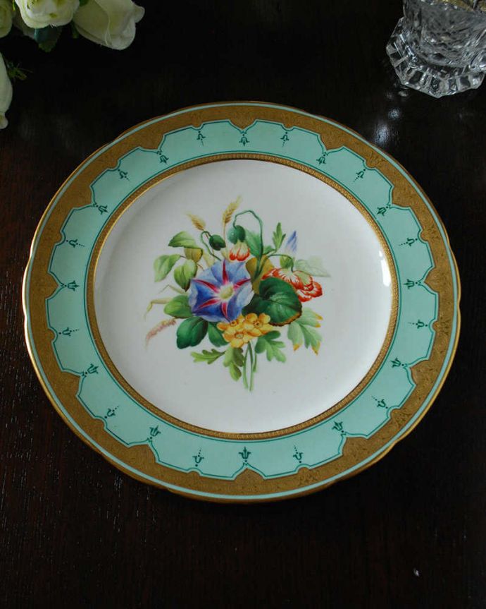 アンティーク 陶磁器の雑貨　アンティーク雑貨　繊細な筆遣いで描かれたアンティークプレート（ミントン）。上から見るとこんな感じです使用上問題のないものだけを選んできましたが、アンティークなので小さなキズや欠けがある場合があります。(m-2428-z)