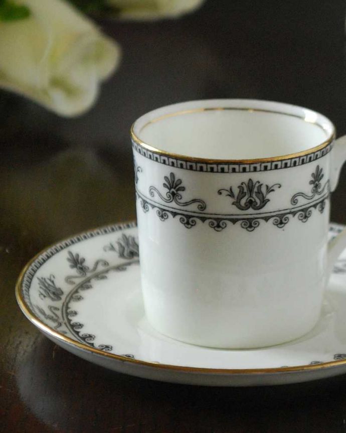 アンティーク 陶磁器の雑貨　アンティーク雑貨　落ち着いたモノトーンのデザインがクールなエインズレイのアンティークコーヒーカップ＆ソーサー　。飾って使って楽しむ小さなアンティークアンティークでしか手に入れることが出来ない美しい模様のカップ＆ソーサー。(m-2432-z)