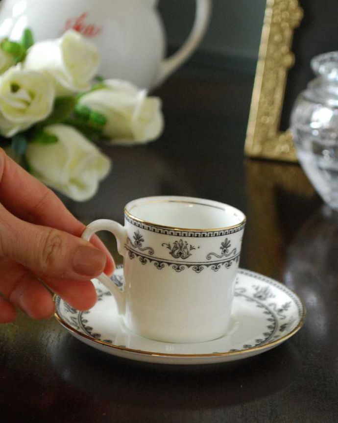 アンティーク 陶磁器の雑貨　アンティーク雑貨　落ち着いたモノトーンのデザインがクールなエインズレイのアンティークコーヒーカップ＆ソーサー　。お茶の時間をもっと優雅に･･･眺めているだけじゃもったいないので、実用的に使って下さい。(m-2432-z)