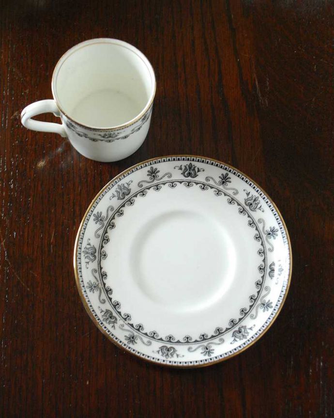 アンティーク 陶磁器の雑貨　アンティーク雑貨　落ち着いたモノトーンのデザインがクールなエインズレイのアンティークコーヒーカップ＆ソーサー　。上から見るとこんな感じです状態のいいものだけを選んでいますが、アンティークなのでキズや欠けがある場合があります。(m-2432-z)