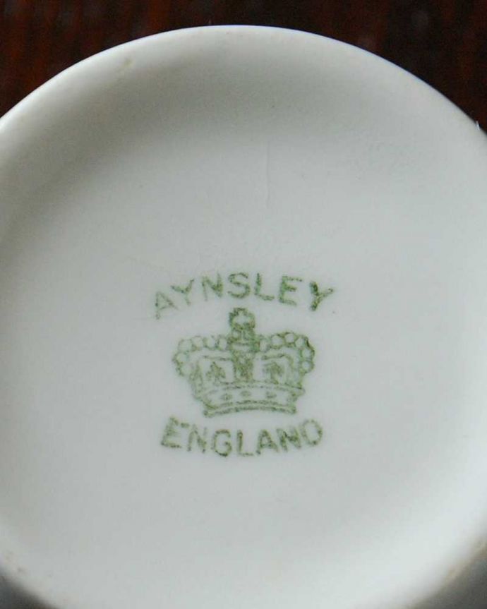 アンティーク 陶磁器の雑貨　アンティーク雑貨　落ち着いたモノトーンのデザインがクールなエインズレイのアンティークコーヒーカップ＆ソーサー　。裏側には品質の証製造メーカー保証の意味がこもった窯印、ポーセリンマークがあります。(m-2432-z)