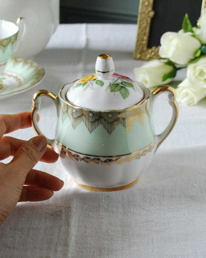 テーブルウェア(食器)　アンティーク雑貨　淡いグリーン×ピンクとイエローローズがエレガントなアンティークのシュガーポット。自分流の使い方で楽しんでくださいアンティークなのでキズや汚れはありますが、使えるものだけを選んできました。(m-2454-z)