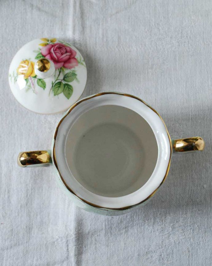 テーブルウェア(食器)　アンティーク雑貨　淡いグリーン×ピンクとイエローローズがエレガントなアンティークのシュガーポット。上からのぞいてみると･･･アンティークのため、多少の欠け・傷がある場合がありますが、使用上問題がないものだけを選んできたので、ご了承下さい。(m-2454-z)