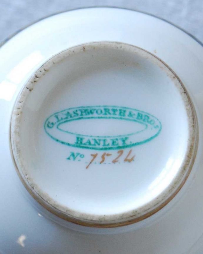 アンティーク 陶磁器の雑貨　アンティーク雑貨　淡いコバルトグリーン×金彩が美しいアシュワース窯のアンティークカップ＆ソーサー（メイソン）。裏側には品質の証製造メーカー保証の意味がこもった窯印、ポーセリンマークがあります。(m-2455-z)