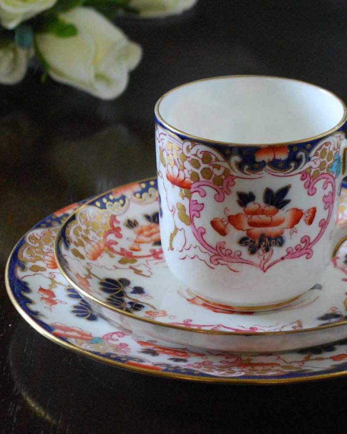 アンティーク 陶磁器の雑貨　アンティーク雑貨　英国の幻の名窯ブラウンフィールドのアンティークカップ＆ソーサートリオ。飾って使って楽しむ小さなアンティークアンティークでしか手に入れることが出来ない美しい模様のカップ＆ソーサー。(m-2458-z)