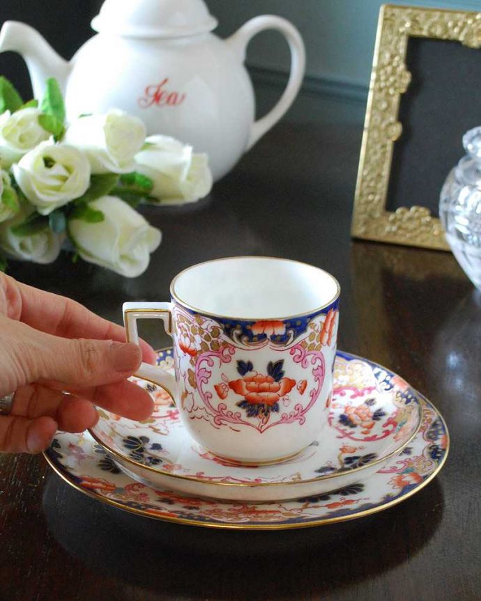 アンティーク 陶磁器の雑貨　アンティーク雑貨　英国の幻の名窯ブラウンフィールドのアンティークカップ＆ソーサートリオ。お茶の時間をもっと優雅に･･･眺めているだけじゃもったいないので、実用的に使って下さい。(m-2458-z)