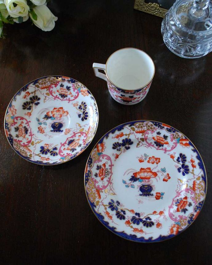 アンティーク 陶磁器の雑貨　アンティーク雑貨　英国の幻の名窯ブラウンフィールドのアンティークカップ＆ソーサートリオ。上から見るとこんな感じです状態のいいものだけを選んでいますが、アンティークなのでキズや欠けがある場合があります。(m-2458-z)