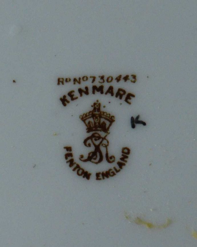 アンティーク 陶磁器の雑貨　アンティーク雑貨　優雅なバラが描かれたラドフォード窯のアンティークＢ＆Ｂプレート。裏側には品質の証製造メーカー保証の意味がこもった窯印、ポーセリンマークがあります。(m-2462-z)