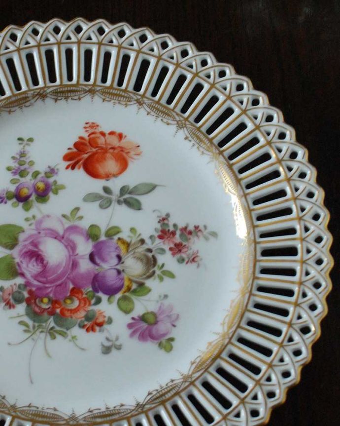 アンティーク 陶磁器の雑貨　アンティーク雑貨　お花が描かれたフランスで見つけた透かし彫りの美しいアンティークプレート（ルブルプランス工房）。実用的にも飾っても使える華やなアンティークのプレートお料理を盛り付けるためだけのものではなく、お客様をもてなすために観賞用の目的もあったので、アンティークのプレートは、まるで絵画のように美しい模様なんです。(m-2475-z)