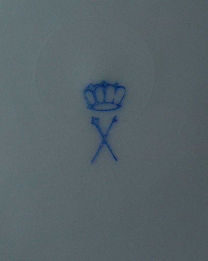 アンティーク 陶磁器の雑貨　アンティーク雑貨　お花が描かれたフランスで見つけた透かし彫りの美しいアンティークプレート（ルブルプランス工房）。裏側には品質の証製造メーカー保証の意味がこもった窯印、ポーセリンマークがあります。(m-2475-z)