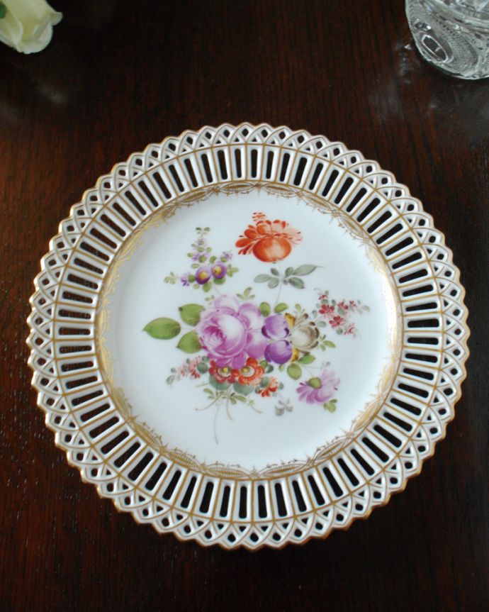 アンティーク 陶磁器の雑貨　アンティーク雑貨　お花が描かれたフランスで見つけた透かし彫りの美しいアンティークプレート（ルブルプランス工房）。上から見るとこんな感じです使用上問題のないものだけを選んできましたが、アンティークなので小さなキズや欠けがある場合があります。(m-2475-z)