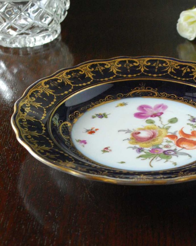 アンティーク 陶磁器の雑貨 アンティーク雑貨 藍色×金彩のドレスデンらしい花絵が美しいアンティークプレート。実用的にも飾っても使える華やなアンティークのプレートお料理を盛り付けるためだけのものではなく、お客様をもてなすために観賞用の目的もあったので、アンティークのプレートは、まるで絵画のように美しい模様なんです。(m-2476-z)