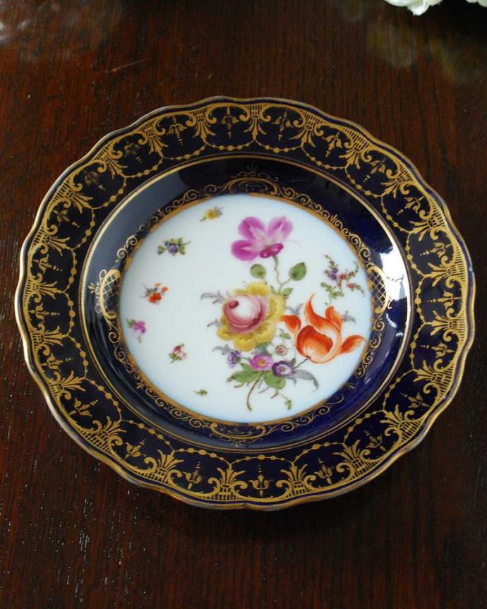 アンティーク 陶磁器の雑貨 アンティーク雑貨 藍色×金彩のドレスデンらしい花絵が美しいアンティークプレート。上から見るとこんな感じです使用上問題のないものだけを選んできましたが、アンティークなので小さなキズや欠けがある場合があります。(m-2476-z)