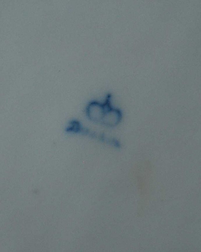 アンティーク 陶磁器の雑貨 アンティーク雑貨 藍色×金彩のドレスデンらしい花絵が美しいアンティークプレート。裏側には品質の証製造メーカー保証の意味がこもった窯印、ポーセリンマークがあります。(m-2476-z)