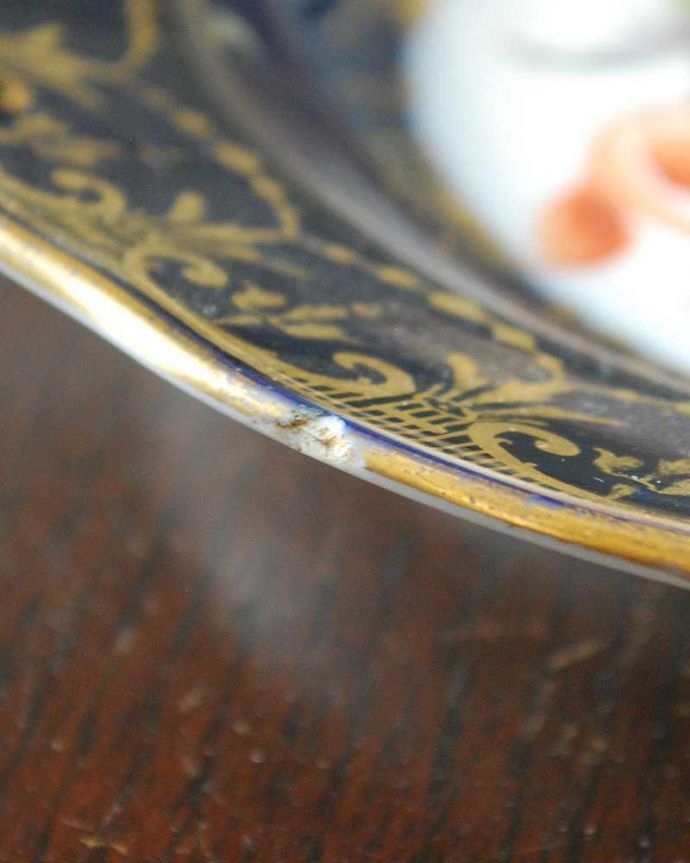 アンティーク 陶磁器の雑貨 アンティーク雑貨 藍色×金彩のドレスデンらしい花絵が美しいアンティークプレート。カケがあるのでSALE価格ですカケがありました。(m-2476-z)