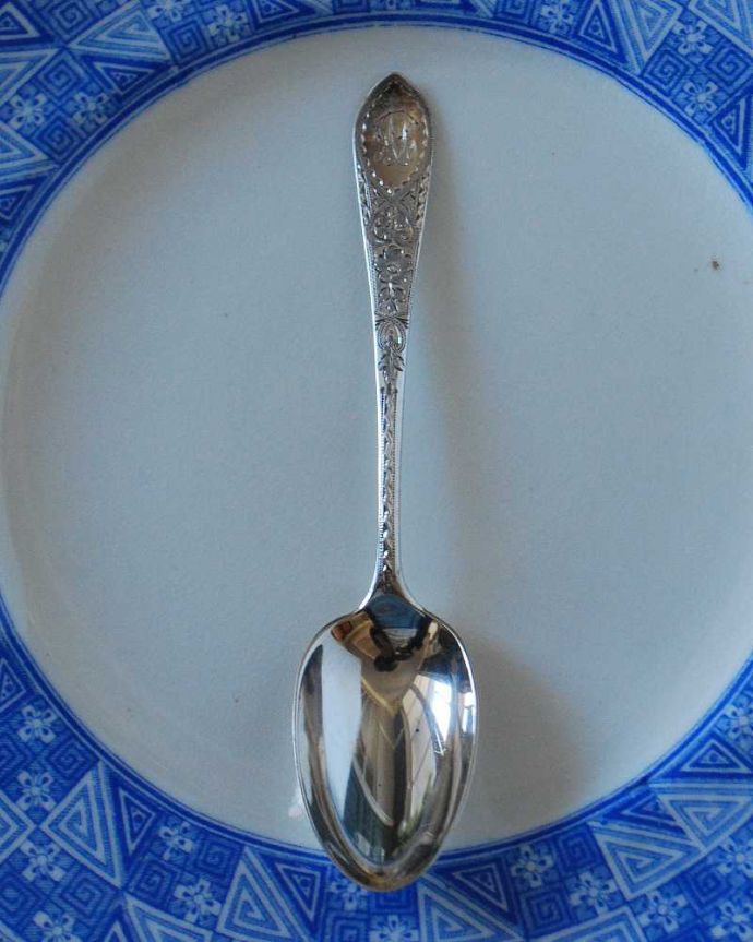 アンティーク シルバー製 アンティーク雑貨 草花模様の装飾が施された華やかなアンティークシルバースプーンセット(スターリングシルバー)。上から見るとこんな形ですアンティークなので多少のキズやカケがある場合はありますが、使用上問題はありませんのでご了承下さい。(m-2481-z)